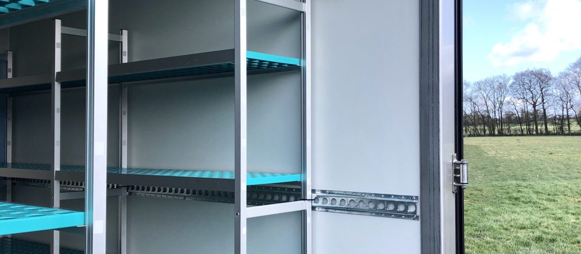 Chiller trailer with shelving